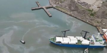 новость 21-04-2026 ЧП в Туапсе: спасатели очищают Черное море и местную реку от нефтяных пятен