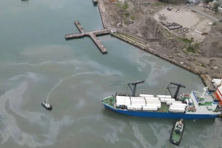 новость 21-04-2026 ЧП в Туапсе: спасатели очищают Черное море и местную реку от нефтяных пятен