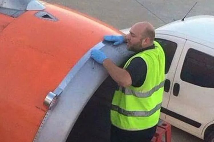 новость 10-04-2026 Самолёт заклеивают скотчем? Что происходит в Толмачёво!
