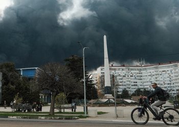 новость 24-04-2026 Экологическое бедствие в Туапсе: «черные дожди», токсичный смог и нефть на пляжах