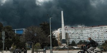 новость 24-04-2026 Экологическое бедствие в Туапсе: «черные дожди», токсичный смог и нефть на пляжах