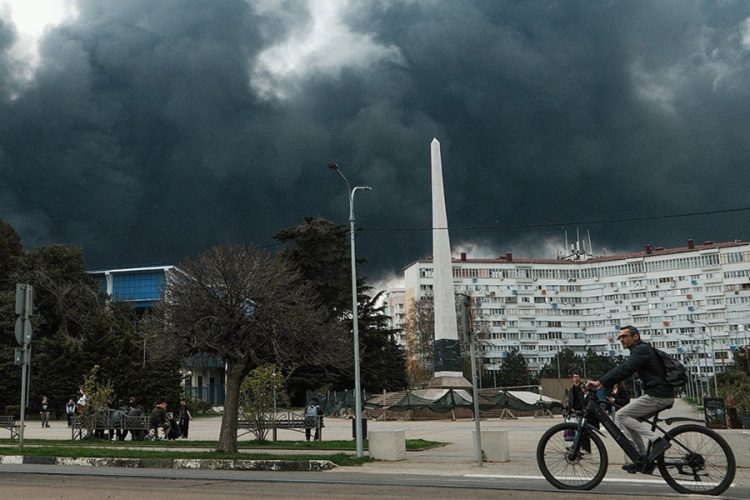 новость 24-04-2026 Экологическое бедствие в Туапсе: «черные дожди», токсичный смог и нефть на пляжах