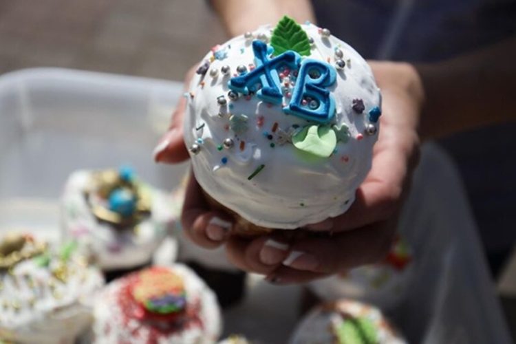 новость 14-04-2026 Пасхальный скандал под Екатеринбургом: туристов выставили из ресторана за домашние куличи