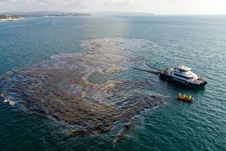 новость 12-04-2026 На Анапу движется новое нефтяное пятно вопреки отчетам о чистоте пляжей