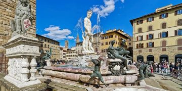 новость 24-04-2026 Селфи ценой в состояние: во Флоренции туристку оштрафуют на 5 тысяч евро за «близкое знакомство» с Нептуном