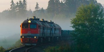 новость 05-04-2026 Почему пассажир толкнул проводницу? Видео с камер поезда шокировало сеть