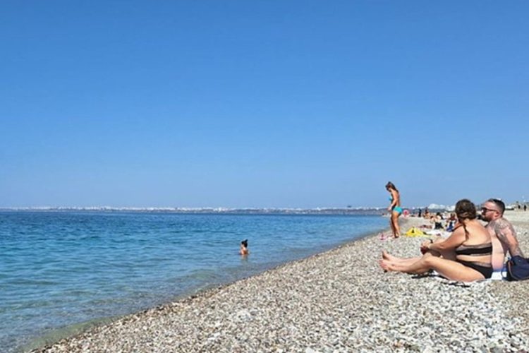 новость 16-04-2026 От толстовок до бикини: в Турции стартовал «неофициальный» купальный сезон