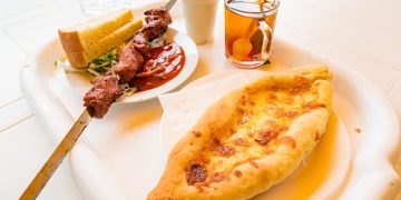 Шашлык и хачапури в абхазской апацхе — настоящая кавказская кухня против турецкого соевого суррогата