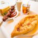 Шашлык и хачапури в абхазской апацхе — настоящая кавказская кухня против турецкого соевого суррогата