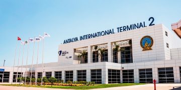 Здание аэропорта Антальи — сюда прибывают рейсы Corendon Airlines, AZUR air и других перевозчиков по самым низким ценам мая