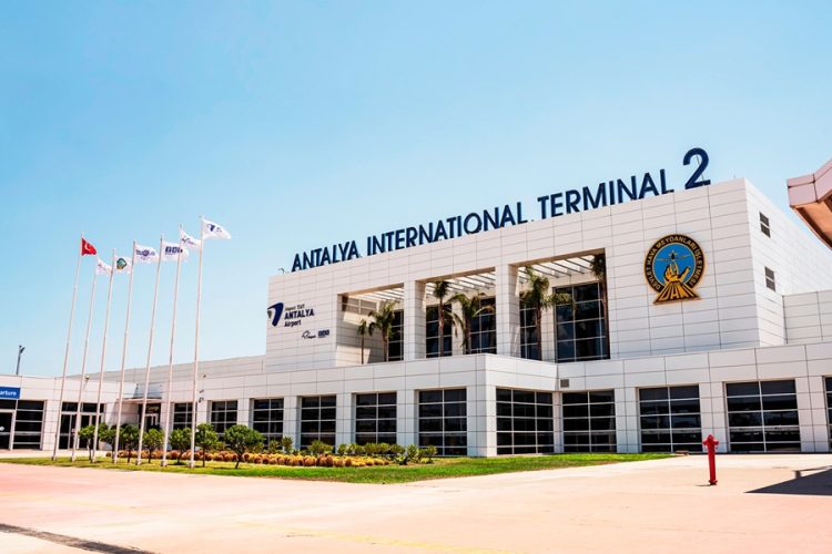 Здание аэропорта Антальи — сюда прибывают рейсы Corendon Airlines, AZUR air и других перевозчиков по самым низким ценам мая