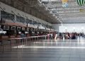 Стойка регистрации в аэропорту Турции — родителей с детьми отправляют в платный медпункт из-за укусов комаров