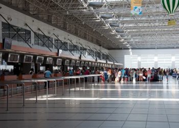 Стойка регистрации в аэропорту Турции — родителей с детьми отправляют в платный медпункт из-за укусов комаров