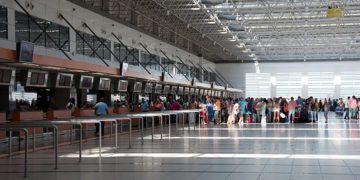 Стойка регистрации в аэропорту Турции — родителей с детьми отправляют в платный медпункт из-за укусов комаров