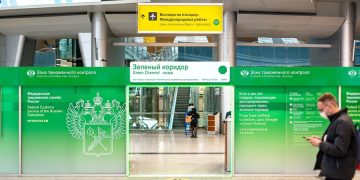 Таможенный контроль в аэропорту Шереметьево — пассажирка пыталась провезти серебро через «зелёный коридор»