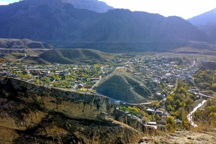 Село Гергебиль в Дагестане — здесь туристка слишком буквально восприняла шутку местных рабочих