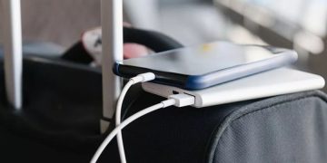 Использование пауэрбанка на борту самолёта — авиакомпании ввели жёсткие запреты и грозят исками до 800 000 рублей