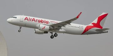 Самолёт Air Arabia в аэропорту — рейсы в Россию приостановлены до 20 июня 2026, но пассажиров переводят на 21–23 июня
