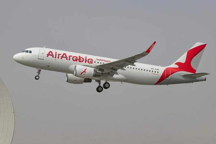Самолёт Air Arabia в аэропорту — рейсы в Россию приостановлены до 20 июня 2026, но пассажиров переводят на 21–23 июня