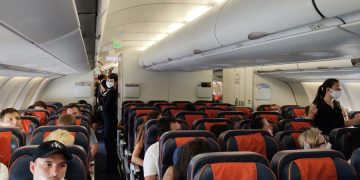 Салон самолёта на рейсе Камрань — Новосибирск — здесь врач из Томска спасла пассажира от глубокого коллапса
