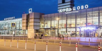 Аэропорт Кольцово в Екатеринбурге — таможенники пресекли ввоз коммерческой партии бижутерии из Стамбула