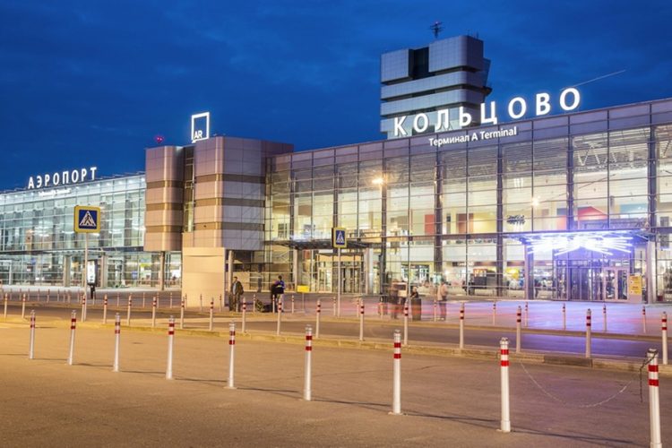 Аэропорт Кольцово в Екатеринбурге — таможенники пресекли ввоз коммерческой партии бижутерии из Стамбула