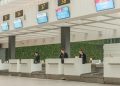 Стойка регистрации в аэропорту — туристке сообщили об овербукинге из-за замены борта