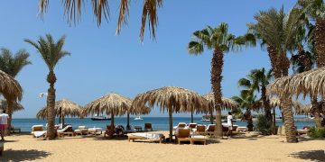 Пляж на Красном море в Египте — туристам напоминают о мерах безопасности из-за сезонного появления акул