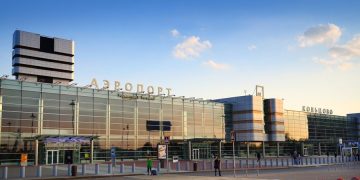 новость 01-05-2026 В Кольцово таможенники остановили пассажира с чемоданом рыночных кроссовок