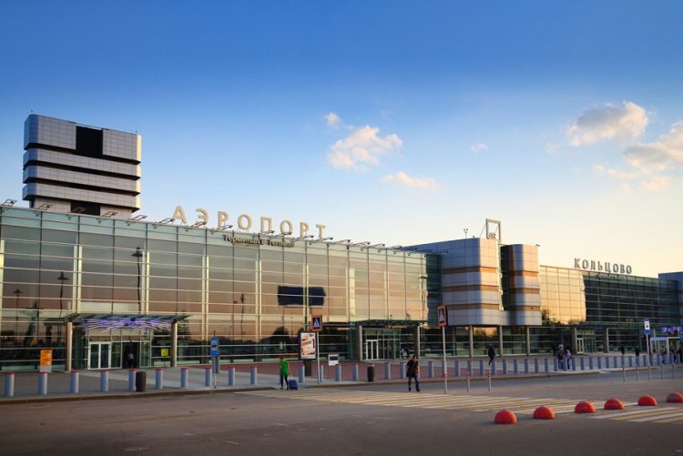 новость 01-05-2026 В Кольцово таможенники остановили пассажира с чемоданом рыночных кроссовок