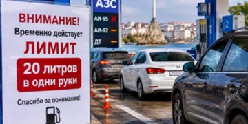 Очередь на АЗС в Крыму — бензин Аи-95 отпускают не более 20 литров на человека