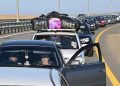 Легковые автомобили на Крымском мосту. Туристы везут с собой запасы бензина, маскируя топливо в нестандартную тару.