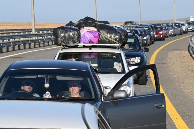 Легковые автомобили на Крымском мосту. Туристы везут с собой запасы бензина, маскируя топливо в нестандартную тару.