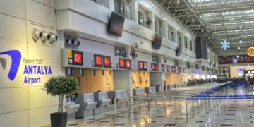 Аэропорт в Анталье — десятки россиян не попали на прямой рейс из-за овербукинга