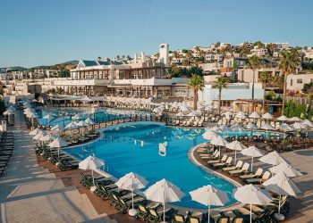 Бассейн отеля Selectum Colours Bodrum, где разгорелся конфликт за шезлонги между россиянками и турецкой парой