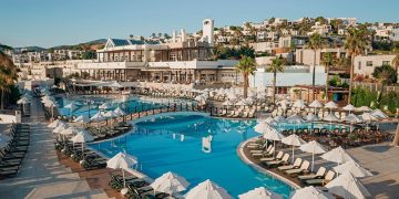 Бассейн отеля Selectum Colours Bodrum, где разгорелся конфликт за шезлонги между россиянками и турецкой парой