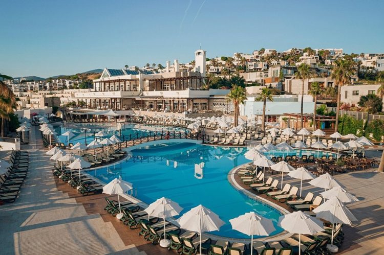 Бассейн отеля Selectum Colours Bodrum, где разгорелся конфликт за шезлонги между россиянками и турецкой парой