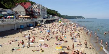 Пляж в Светлогорске во время аномальной жары: рекордный наплыв туристов и нехватка места на побережье