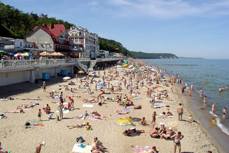 Пляж в Светлогорске во время аномальной жары: рекордный наплыв туристов и нехватка места на побережье