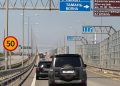 Крымский мост без пробок — после возвращения бензина заторы на выезд растаяли