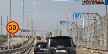 Крымский мост без пробок — после возвращения бензина заторы на выезд растаяли