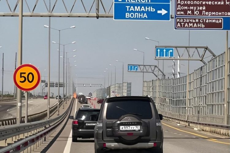 Крымский мост без пробок — после возвращения бензина заторы на выезд растаяли