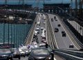 Автомобили на Крымском мосту — туристы везут до 100 литров топлива
