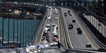 Автомобили на Крымском мосту — туристы везут до 100 литров топлива