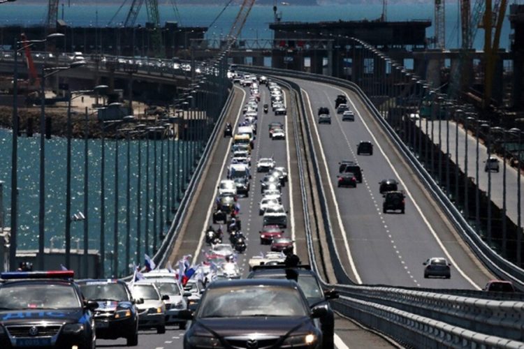 Автомобили на Крымском мосту — туристы везут до 100 литров топлива