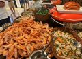 Садовая тачка с крабами и креветками — необычная подача морепродуктов в отеле Port Nature Luxury Resort 5*