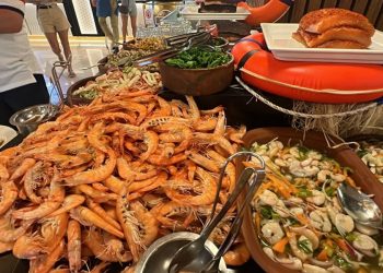 Садовая тачка с крабами и креветками — необычная подача морепродуктов в отеле Port Nature Luxury Resort 5*