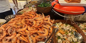Садовая тачка с крабами и креветками — необычная подача морепродуктов в отеле Port Nature Luxury Resort 5*
