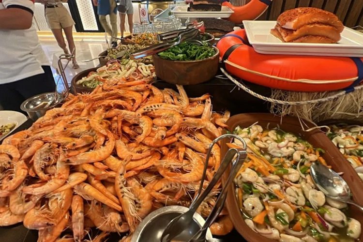 Садовая тачка с крабами и креветками — необычная подача морепродуктов в отеле Port Nature Luxury Resort 5*