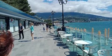 Крымский пейзаж: горы, море и прибрежное кафе — панорама, которую выбирают туристы, несмотря на падение спроса